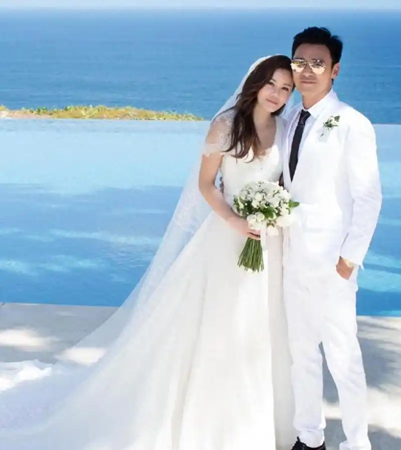 钟镇涛妻子旗袍装亮相,52岁依旧风韵犹存 钟镇涛与妻子范姜素贞携家人