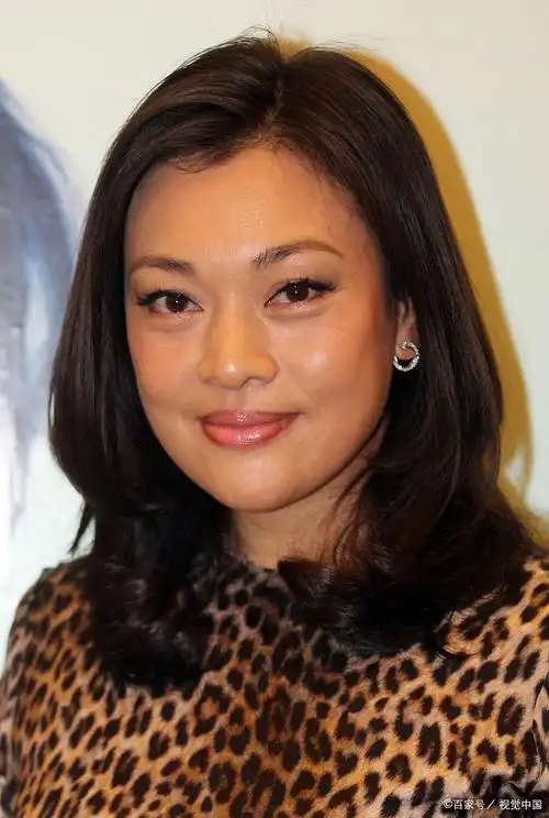 史可坐在国外街头的长椅上,展现出一种独特的时尚风格.