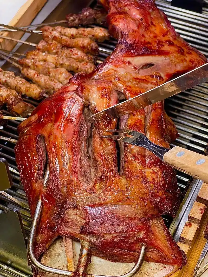 我的天,双桥子还藏着这么一家烤羊腿!周末去双桥子,有点黑的街 - 抖音