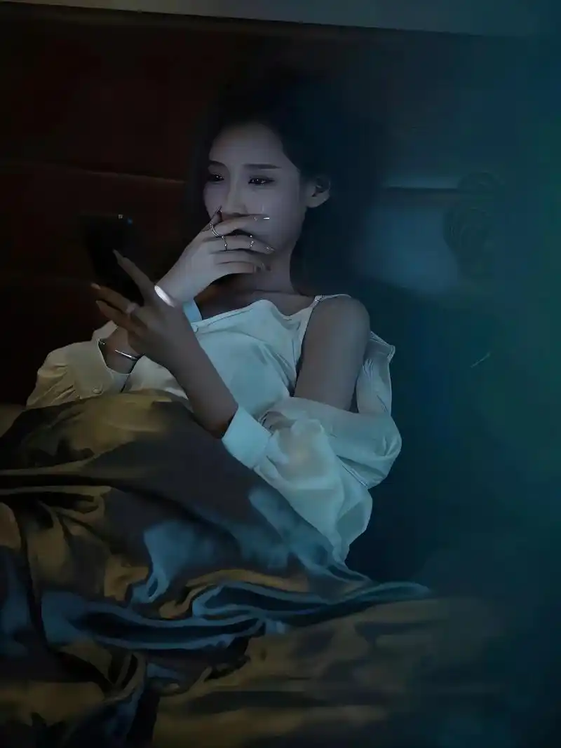 结束了一天的疲惫,躺在床上的感觉真好,安静的玩着手机,完全属 - 抖音