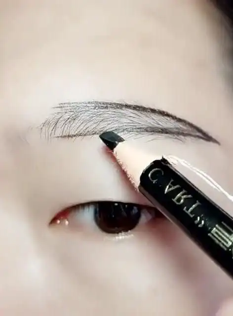 男生画的平直眉,眉清目秀的好后生