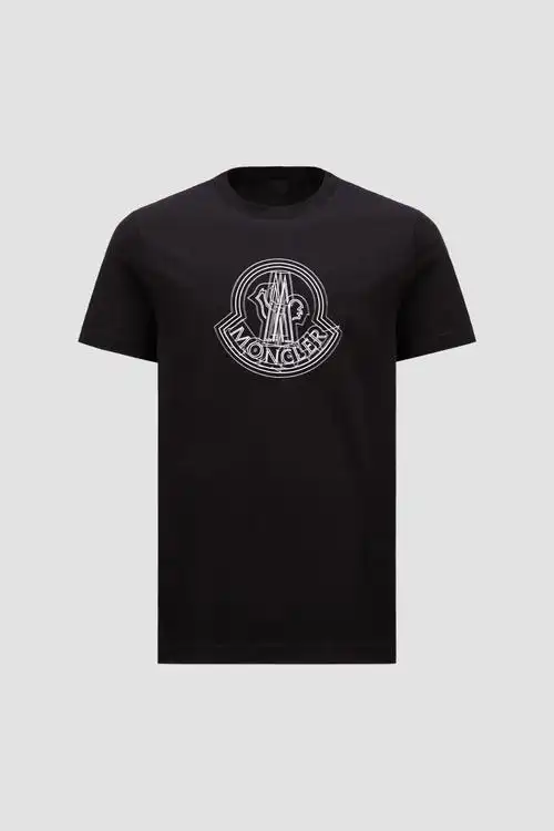 平纹针织面料制成这款t恤采用棉质平纹针织面料制成,经典圆领短袖款式