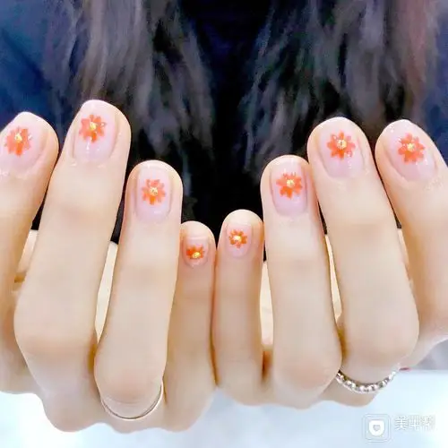 圆形裸色橙色手绘花朵美甲图片