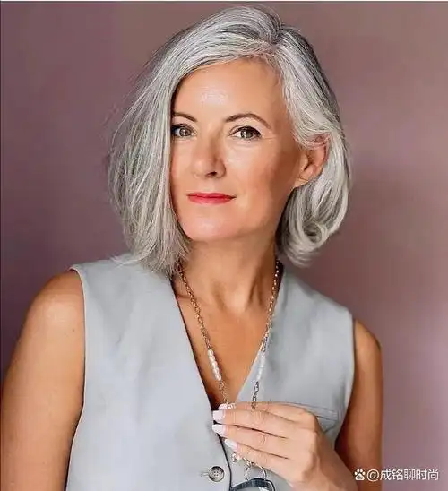 五十岁的女人有了白发别急着染黑,试试这几款发型,简约又显脸小
