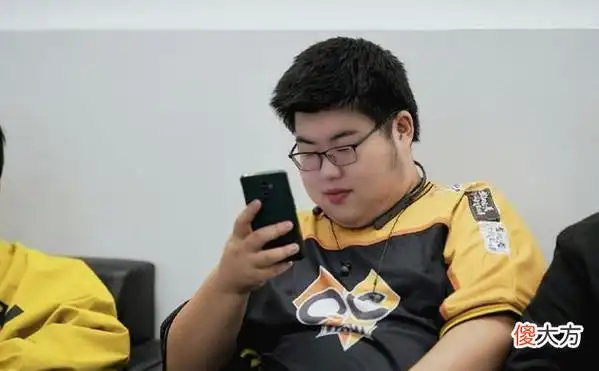 【游戏迷】qg小胖巅峰赛再启狂喷模式,诺言无辜受难,网友:都是俱乐部