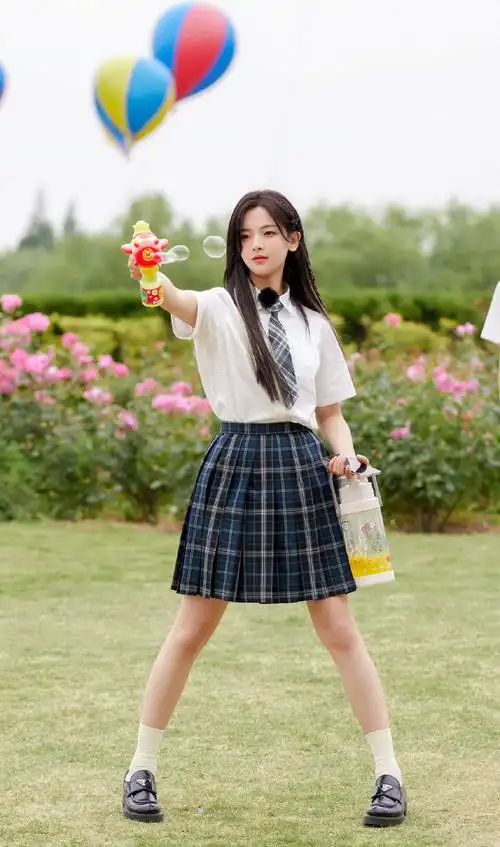 虽然可能性不大,但还是希望在影视剧中看到杨超越的校服造型