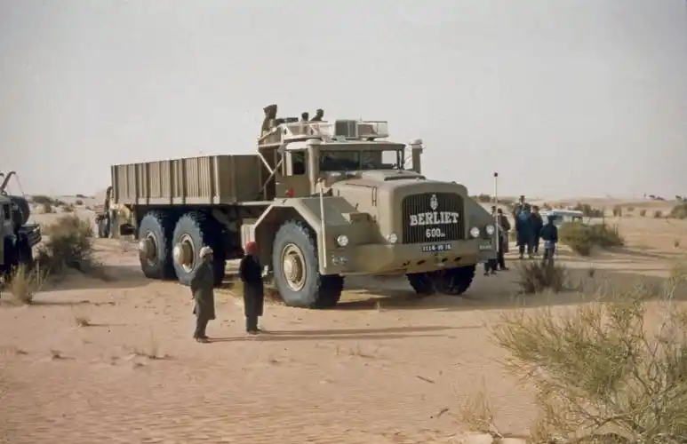 28升康明斯v12发动机,50年代berliet t100世界第一辆超重型卡车