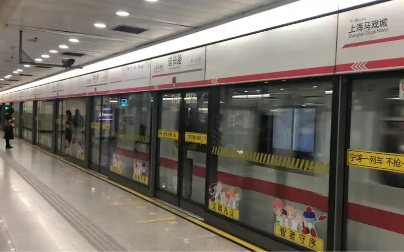 上海地铁1号线老老八105延长路出站