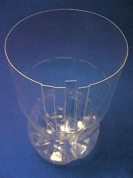 矿泉水瓶简单手工大全使用剪刀将水瓶开口的上部分