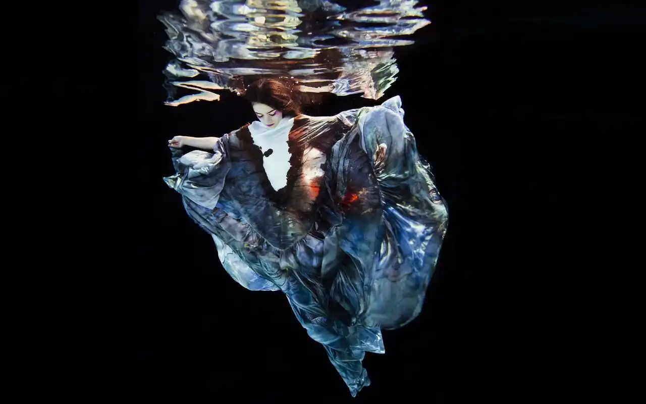 水下美女写真宽屏桌面壁纸