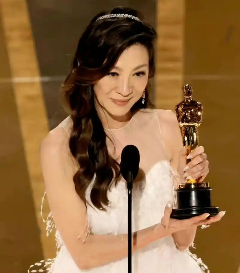 杨紫琼成功领到奥斯卡奖杯,成为奥斯卡最佳女主角之一.