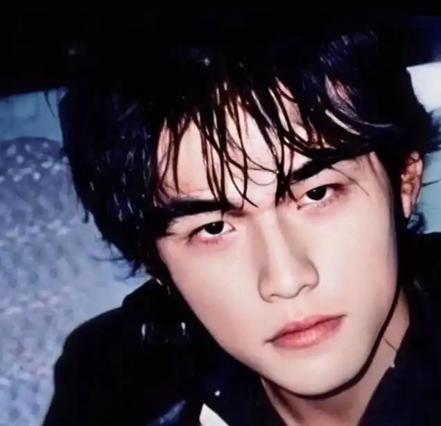 20年前的今天周杰伦出道了你还记得他年轻时的模样吗