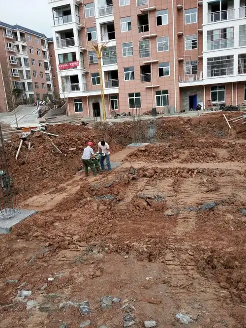 社区中心地梁地基立夯压实