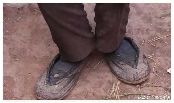 老汉病逝只剩一双破鞋儿女嫌脏扔大街邻居捡回家笑得合不拢嘴