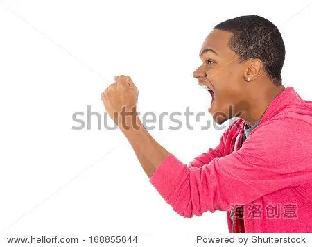 特写镜头,侧面轮廓的画像愤怒的拳头在空中,张开嘴大叫,孤立在白色