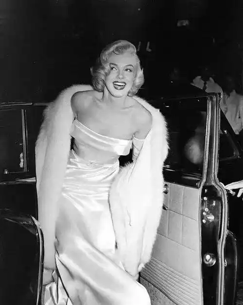 梦露还有这些古董裙拍出天价_裙子_玛丽莲·梦露_钻石