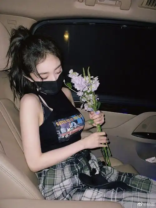 卫衣搭配毛绒大衣,手拎两大兜纸团,俯拍下的杨幂,眼神8415炯炯有