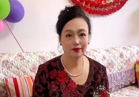 雅致妈妈盘发助力爱女婚礼 盘发才是送女儿出门的最佳姿态 - 发型设计