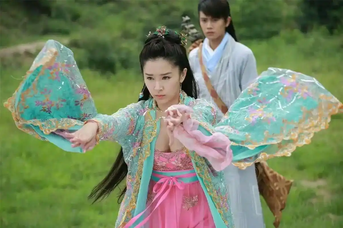 阚清子和任嘉伦的《通天狄仁杰》剧照,这妆造怎么有点雷,当时两人还都