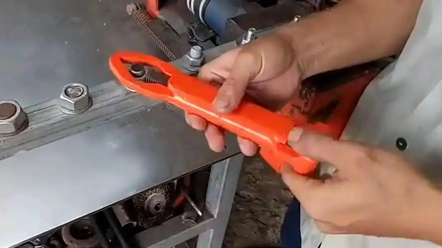 牛人自制万能扳手,比活扳手好用几倍