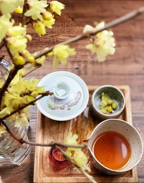 寒冬凛冽的风中来杯带着淡淡清香的梅花红茶,好惬意哦……冬日的烟火