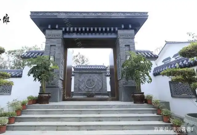 映入眼帘的是中式门楼,一进门便看到一座砖雕影壁墙.