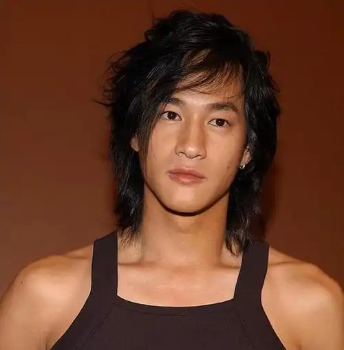 演员何润东:如今娶柜姐为妻,恩爱至今无子也幸福