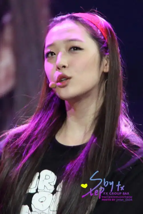 雪莉,像邻家小女孩一般.皮肤白皙,童颜,人称巨婴.