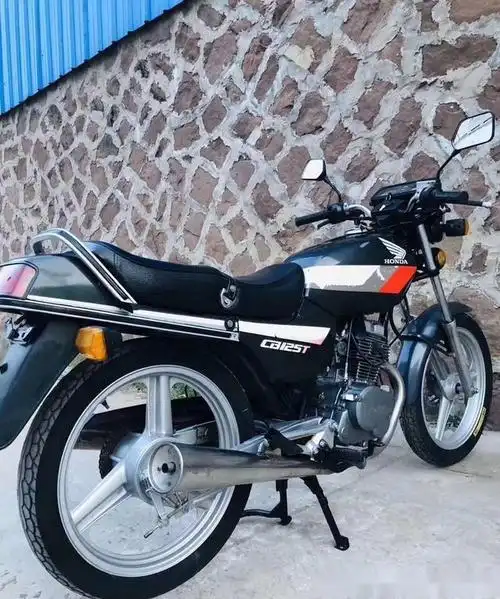 经典摩托车系列90年代三剑客双圆柱本田王cb125t
