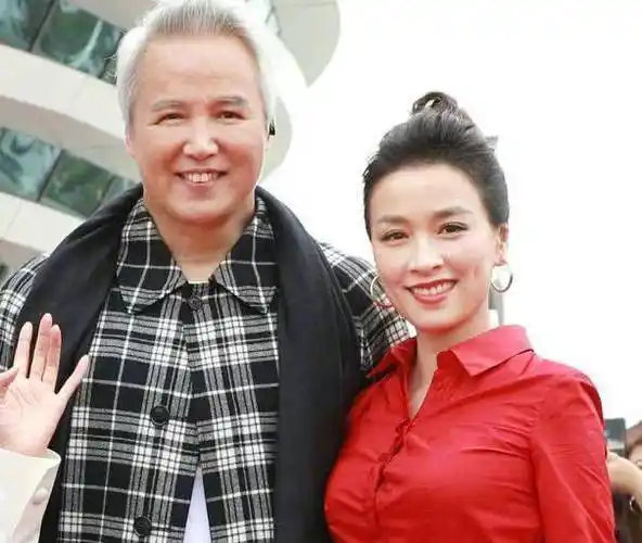 张庭晒8年前坐月子照包裹严实抱着儿子无美颜镜头很真实