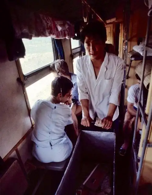 一组老照片1985年的绿皮火车车厢内部照片