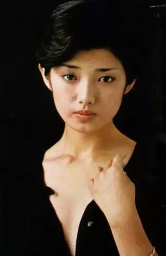 现在的审美山口百惠会被认为长相不够精致吧