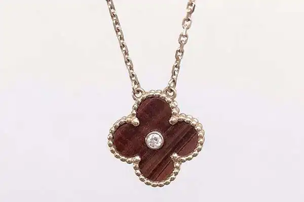 梵克雅宝镶钻四叶草项链正面