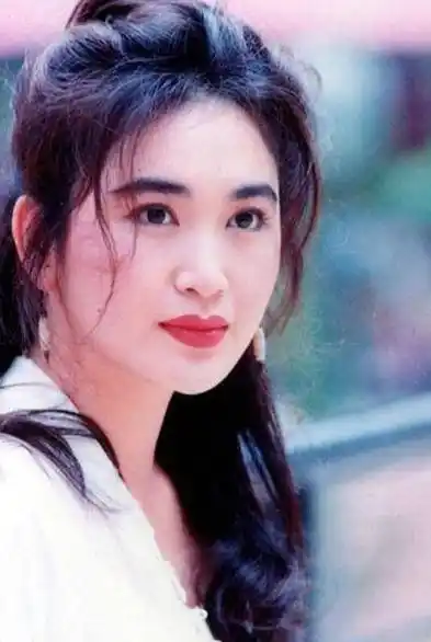 女神温碧霞:因《火玫瑰》爆红,后转嫁富商隐退,54岁依旧年轻_长相