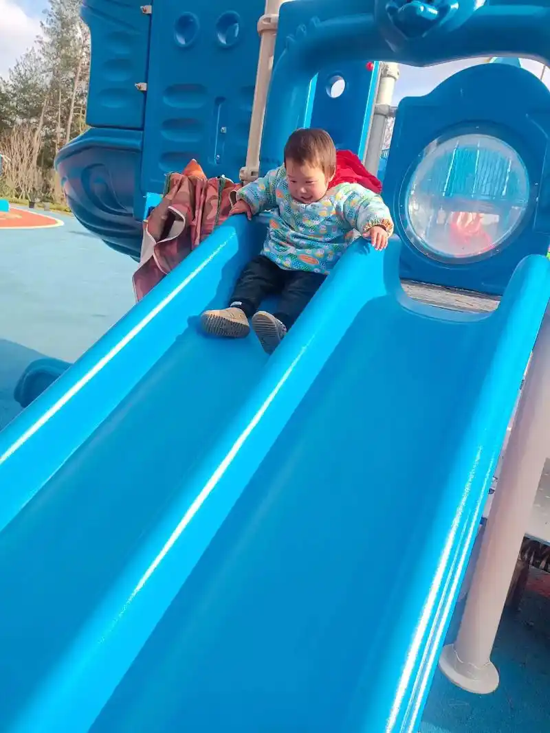 小奶奶带槿去玩滑滑梯发来照片高兴得很都忘记我这妈了哦每次都是小