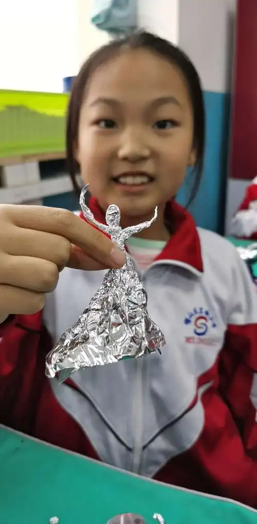 明山区实验小学"锡纸小人"银色梦幻