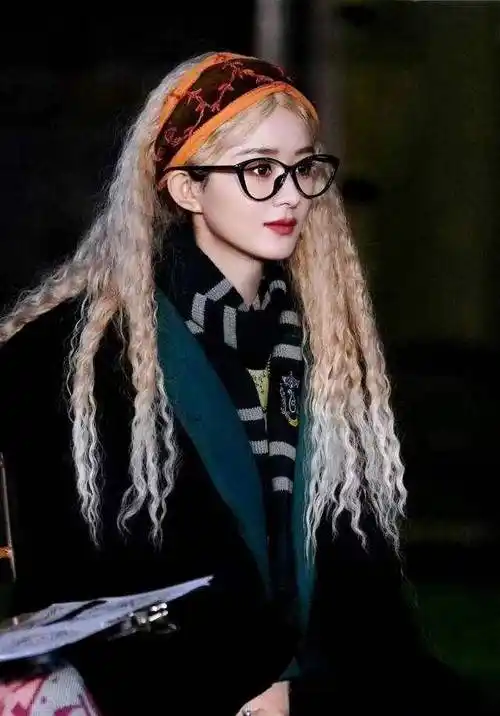 和吴亦凡,张碧晨撕扯不清,被骂上热搜的赵丽颖,一点也不亏!