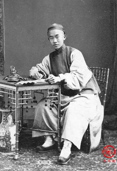 晚清老照片:武官身穿铠甲骑一匹矮马,教门成员习拳练武举止荒诞_鼎盛