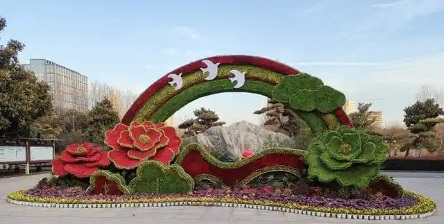 为迎接即将到来的2022年春节,近日,在南环公园西门广场中央,郑州市郑