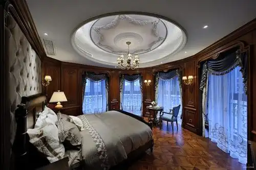 主卧,宽阔的江景视野,在空间中巧妙的利用八角窗的形态,木质墙板加以