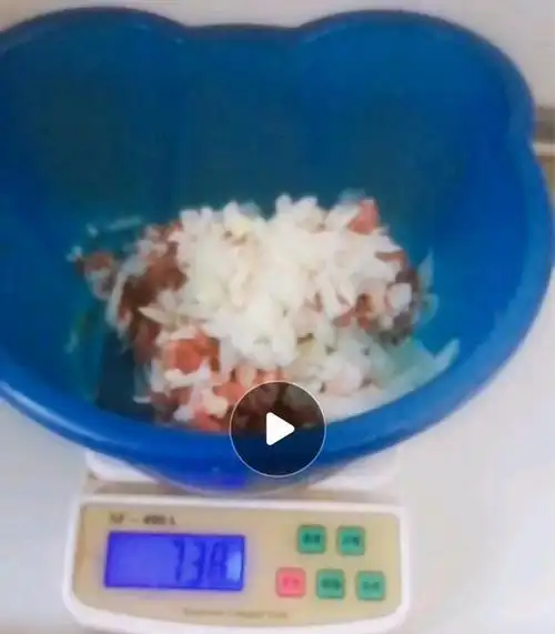 上秤称重,只计肉的重量,下入元葱块
