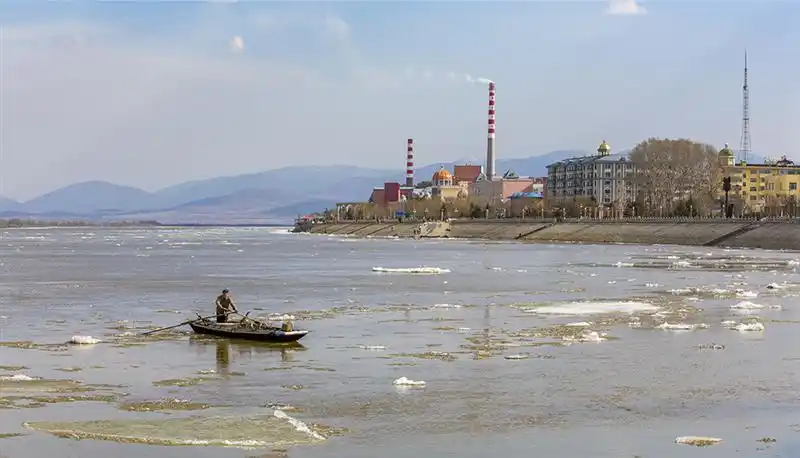 下一页 作品名称: 春的脚步来了  作品描述: 冰雪融化,乌苏里江开江了