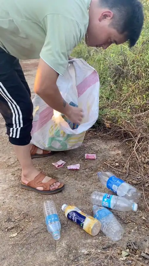 今天出门捡瓶子捡到好多瓶子,晚上可以加餐了.