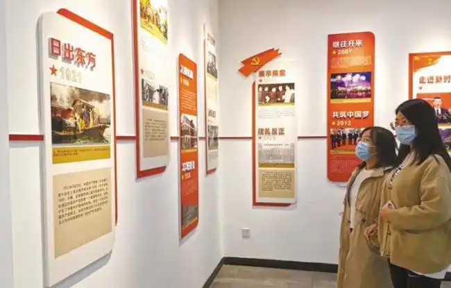 西安火车站有了党史墙