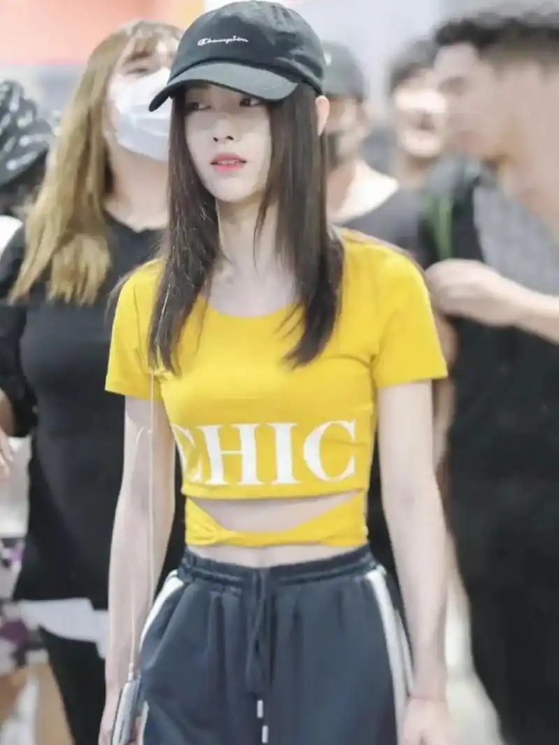 鞠婧祎的白蛇腰 小鞠虽然只有一米五九,但是她身材纤细,皮肤白皙.