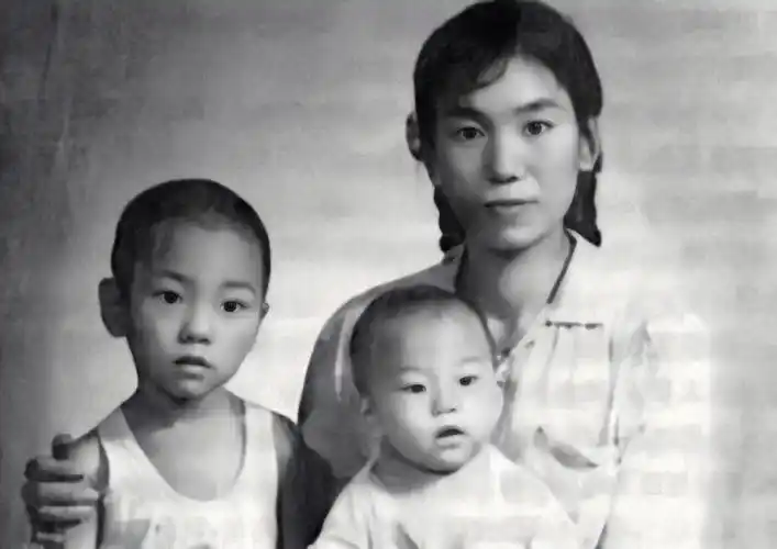 回顾赵丽蓉中年失去丈夫和女儿悲剧人生路上她却洒满了鲜花