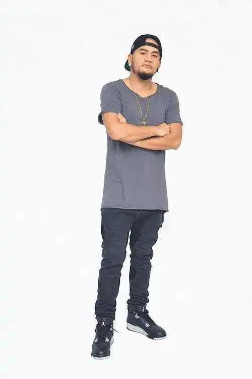 张震岳海边救人55岁男子溺水离世英勇画面感动众人