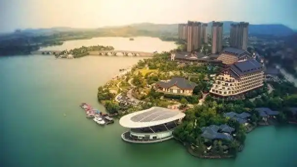 多年前一时冲动购买了鄂州红莲湖恒大金碧天下的房子,如今算是砸在手