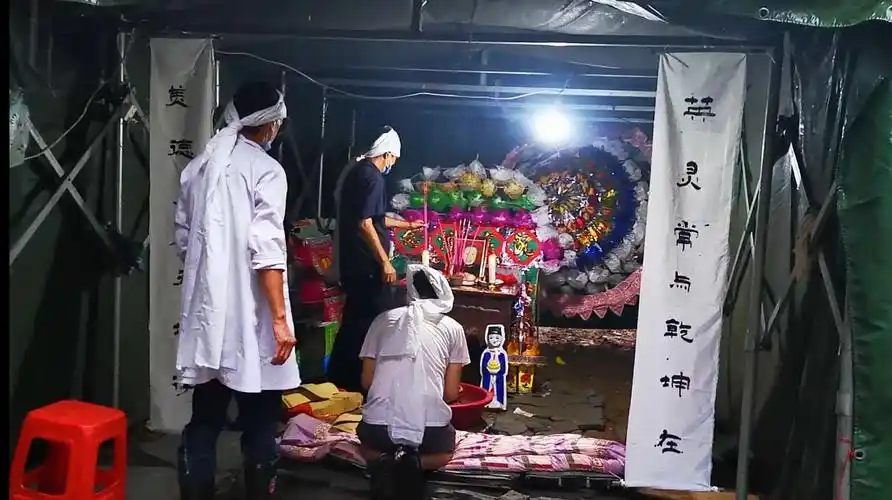 二o二o年七月九日母亲逝世于广水家中,这是为她老人家搭建的灵堂.