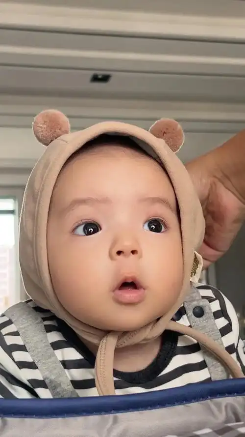 这个小帽子一戴,简直可爱炸了#阔爱炸了 #大眼睛宝宝 #想看 - 抖音